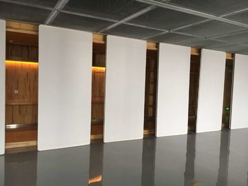 Κινητοί γλιστρώντας τοίχοι χωρισμάτων γραφείων αιθουσών συνεδριάσεων με το πλαίσιο αργιλίου