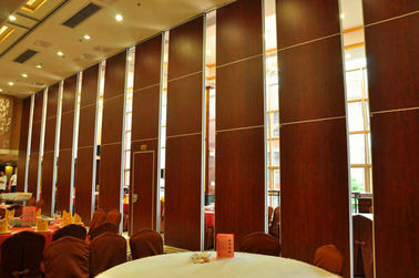 Διακοσμητικό πάτωμα συρόμενων πορτών στο ανώτατο όριο που διπλώνει τους τοίχους χωρισμάτων για την αίθουσα συμποσίου