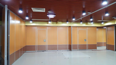 Συρόμενες πόρτες κινητό Acsoustic αλουμινίου που διπλώνουν τον τοίχο χωρισμάτων για το πολυ χρώμα γραφείων