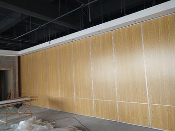 Πολυ σύστημα τοίχων χωρισμάτων εστιατορίων χρώματος με το καροτσάκι αλουμινίου που γλιστρά διπλώνοντας τις πόρτες
