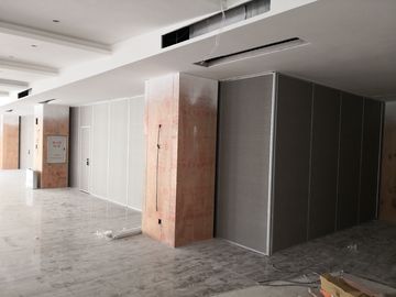 Πάτωμα επιφάνειας μελαμινών στο ανώτατο όριο που διπλώνει τα χωρίσματα δωματίων για τη αίθουσα συνδιαλέξεων
