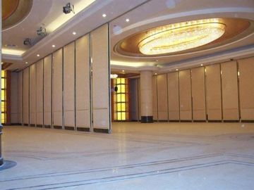 Αίθουσα Banqueting που γλιστρά Soundproof ξύλινο πορτών τοίχων χωρισμάτων με την επιφάνεια υφάσματος