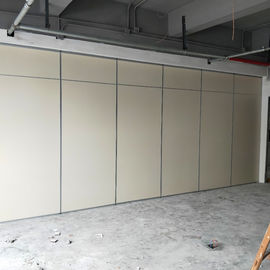 Ξύλινοι μετακινούμενοι διπλώνοντας τοίχοι χωρισμάτων 65mm επιφάνεια μελαμινών πάχους