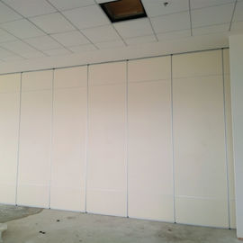 Ακκορντέον που διπλώνει τον ακουστικό μορφωματικό τοίχο χωρισμάτων πορτών για την αποθήκη εμπορευμάτων