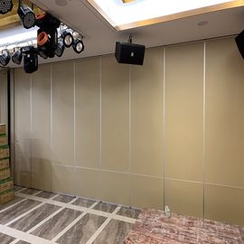 Αίθουσα συνδιαλέξεων που διπλώνει τους ξύλινους κινητούς γλιστρώντας τοίχους χωρισμάτων χωρισμάτων πορτών στις ΗΠΑ