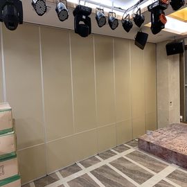 Αίθουσα συνδιαλέξεων που διπλώνει τους ξύλινους κινητούς γλιστρώντας τοίχους χωρισμάτων χωρισμάτων πορτών στις ΗΠΑ
