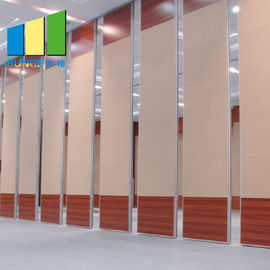 Δίπλωμα των εσωτερικών τοίχων χωρισμάτων πορτών λειτουργικών που συντηρούν για το δωμάτιο λειτουργίας