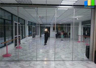 Soundproof κινητή επιτροπή επιφάνειας καθρεφτών που διπλώνει τον τοίχο χωρισμάτων για το δωμάτιο χορού γυμναστικής