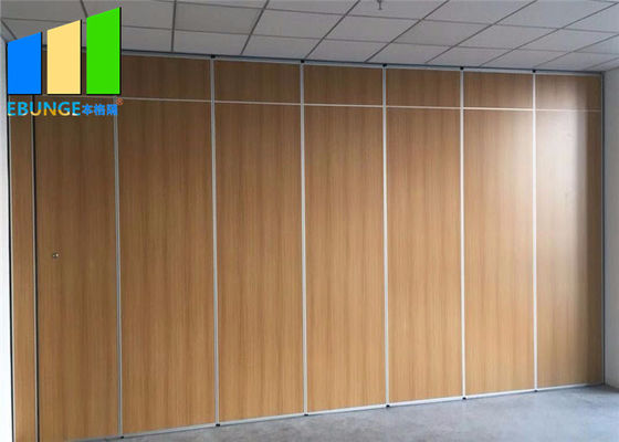 Προσαρμόσιμες λύσεις Διαχωριστικό τοίχωμα ακορντεόν Αειφόρο αναδιπλούμενο διαχωριστικό τοίχωμα για αίθουσα τραπέζι ξενοδοχείων