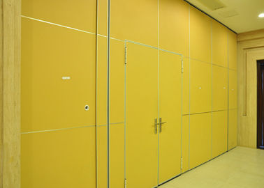 Αποσυνδέσιμος τοίχος χωρισμάτων με τη συρόμενη πόρτα, κορυφή που κρεμιέται δίπλωμα του γλιστρώντας χωρίσματος